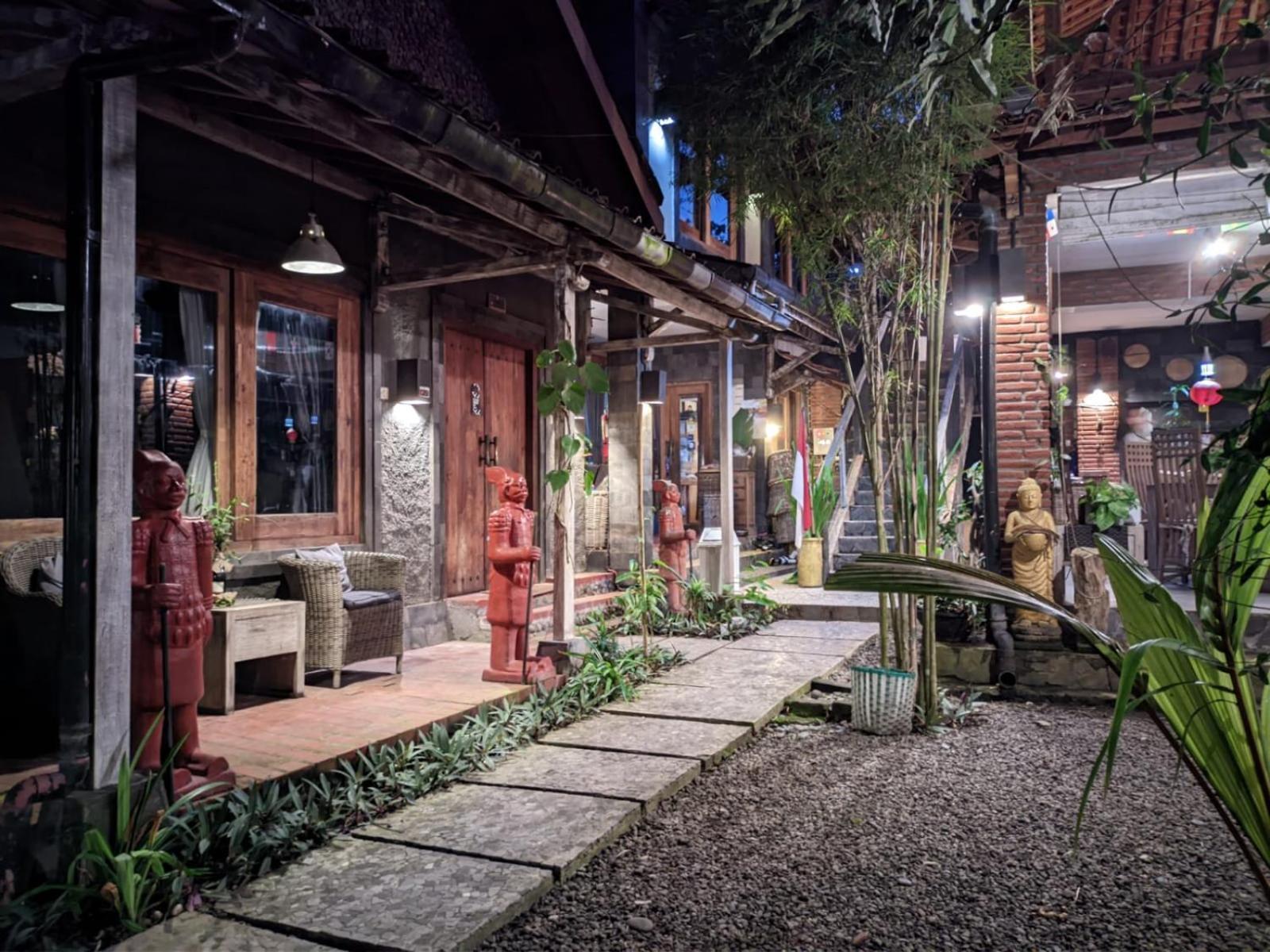 Astuti Gallery Homestay Yogyakarta Ngoại thất bức ảnh