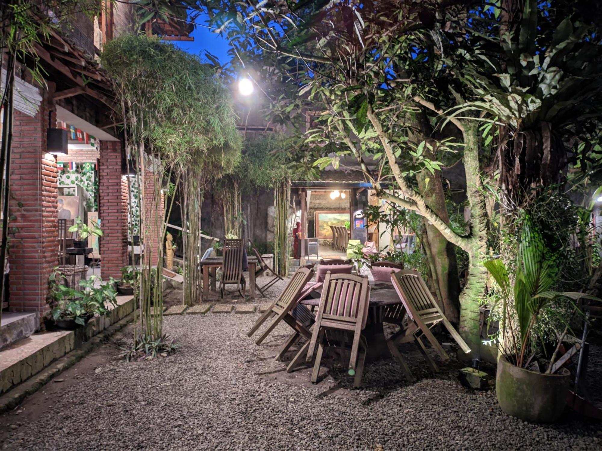 Astuti Gallery Homestay Yogyakarta Ngoại thất bức ảnh